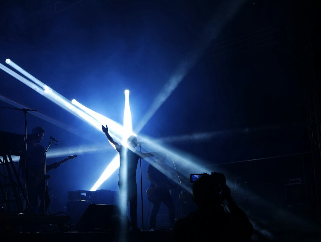 Stage lighting rig with bright beams